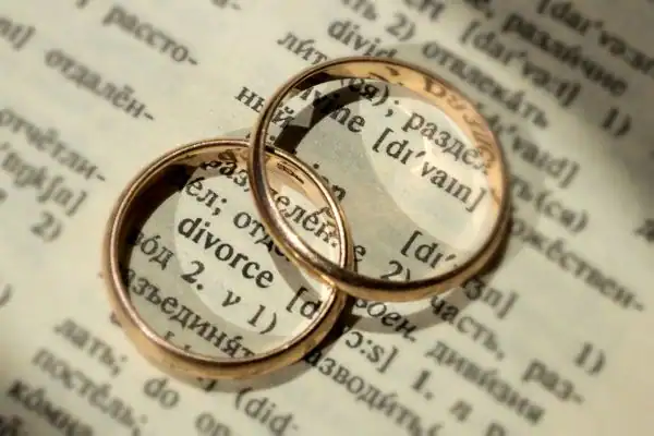 Image of rings removed before divorce mediation Nelson